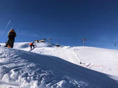 Descente jeune snowboarder Descente jeune snowboarder