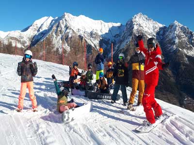 Le groupe de snowboarders Le groupe de snowboarders